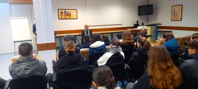 M. Pierre Oillo et les élèves